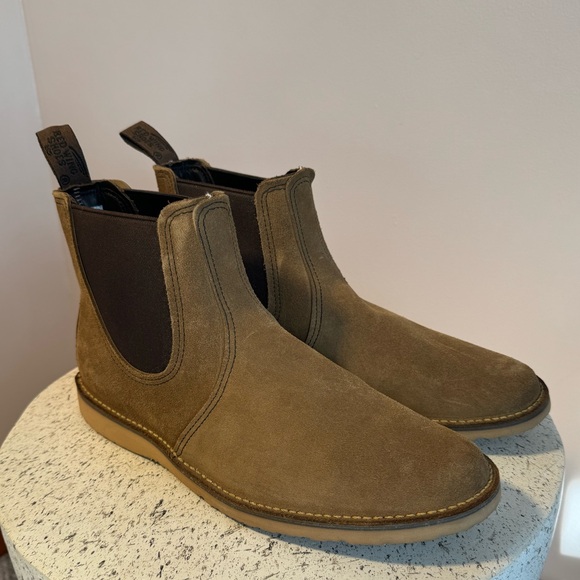 Red Wings Shoes Men’s Weekender Chelsea Boot in Tan Suede - Picture 2 of 6